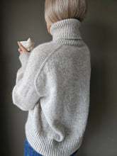 Load image into Gallery viewer, Sweater No. 11 light - ENGLISH